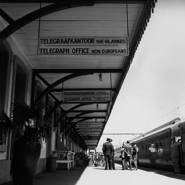 Carteles racistas del apartheid en Sudáfrica