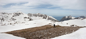 Lungo la cresta del colle dell'Orso, sullo sfondo valle di Teve