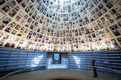 FOTO: Oamenii vizitează Sala Numelor de la Muzeul Memorial al Holocaustului Yad Vashem din Ierusalim, 11 septembrie 2023. (Foto: Yonatan Sindel/Flash90)