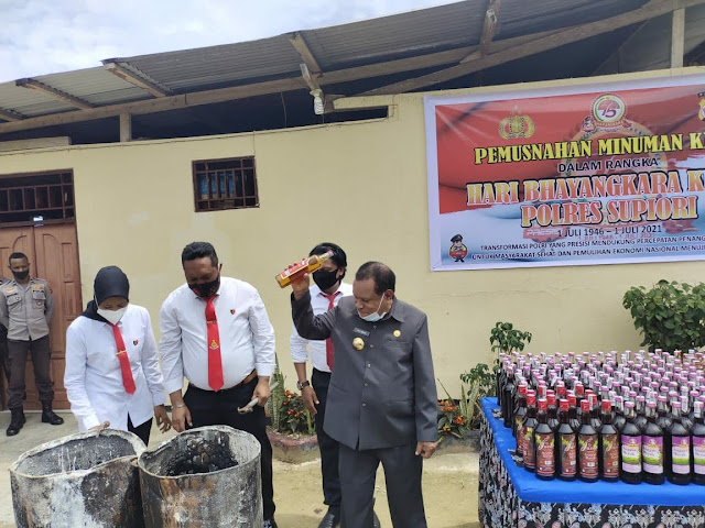 Polres Supiori Musnahkan Ratusan Botol Miras di HUT Bhayangkara ke 75