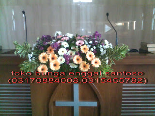 rangkaian bunga gereja dan bunga altar