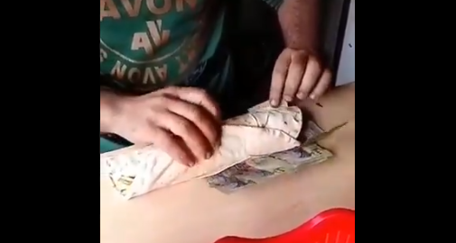 من شدة انهيار الليرة السورية أصبحت المطاعم تلف السندويتشة بالليرة لأنها أرخص من الورق الابيض شاهد الفيديو