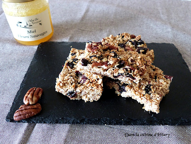 Granola barres aux miel, myrtilles et noix de pécan