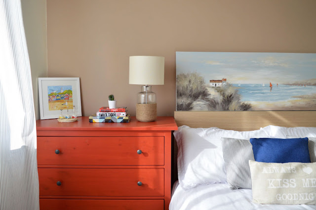 IKEA Hemnes kırmızı şifonyer ve IKEA Malm serisi yatak ile renkli bir yatak odası dekorasyonu. Dekorastif yastıklar ve resimler ile yatak odası dekorasyonunda renkli ve enerjik bir hava oluşturuldu.