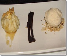 Trouxinha de beijinho quente ao mel de tartufo bianco com sorvete de paçoca
