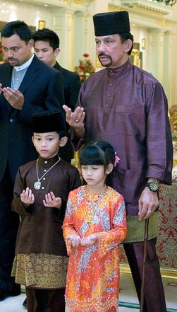 MALAYSIA IN CRISIS Baju  Melayu Teluk Belanga hanya pada nama