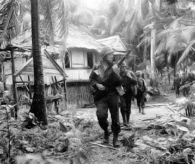 Los soldados del sexto batallón de rangers se mueven a través de una aldea en la isla Dinagat, el 18 de octubre de 1944.