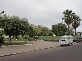 Reforma só em metade da praça?