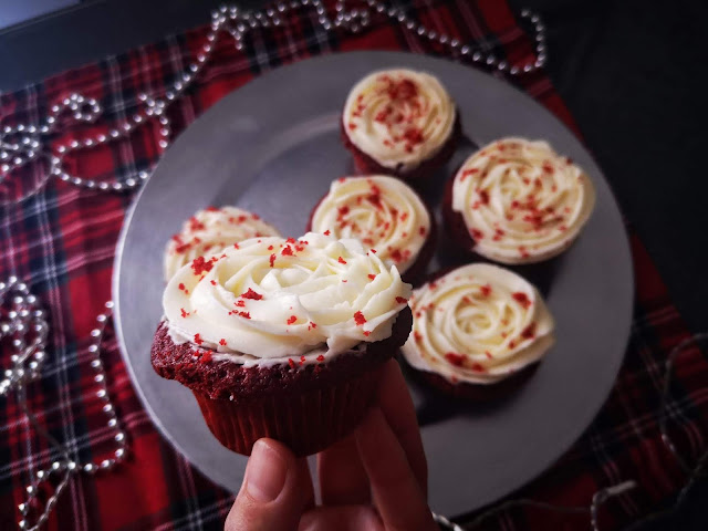 RED VELVET CUPCAKES, ricette, ricette americane, dolci, cupcakes, frosting, buttercream, cream cheese frosting, wilton tips, wilton, cream cheese, ricorrenze, decorazioni, decorazioni di natale, christmas cupcakes 