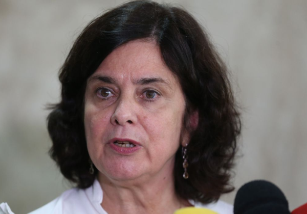 Ministra da Saúde alerta para surtos de dengue no país e pede mobilização nacional