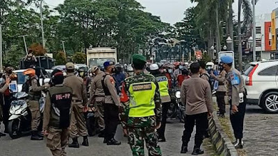  Kapolres Gresik Pimpin Laksanakan Operasi Penyekatan/PPKM di Icon Mall