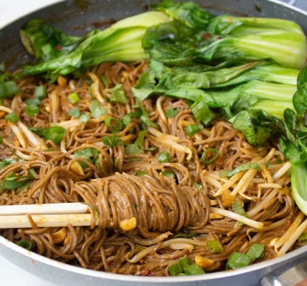 SPICY GARLIC SOBA NOODLES WITH BOK CHOY #vegetarian #lunch