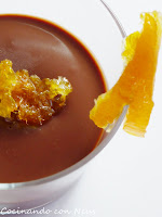 Pannacotta de chocolate con virutas de naranja confitada 