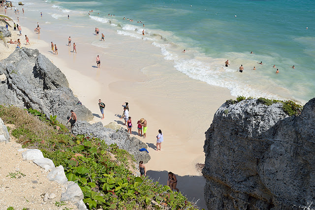 Plage au pied de la paroi rocheuse à Tulum