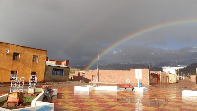 Aber der Regenbogen strahlt über unserem Andendorf