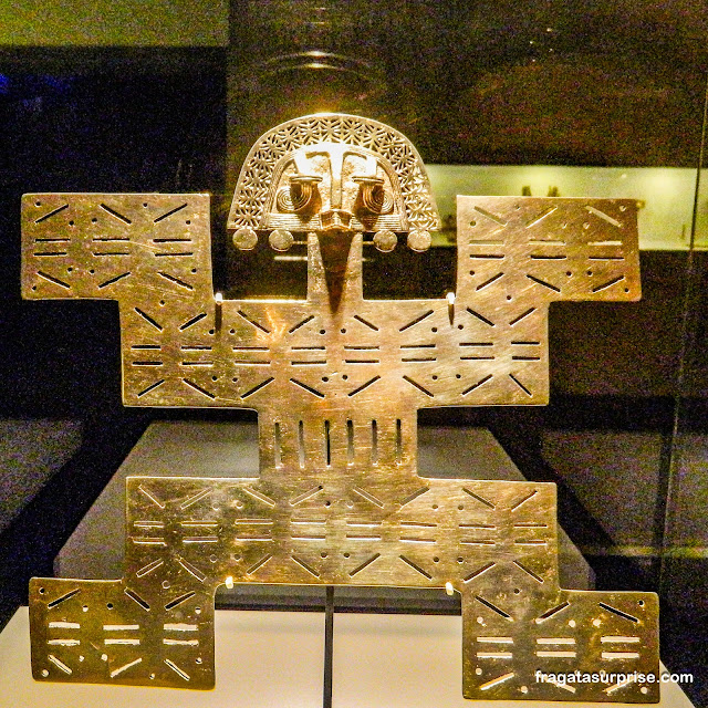 Adorno peitoral da cultura Tolima no Museu do Ouro de Bogotá