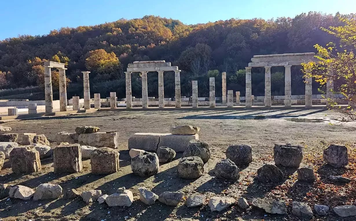 Το ανάκτορο των Αιγών σήμερα μετά την αναστήλωσή του