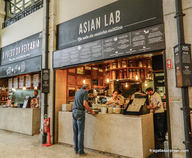 Asian Lab, balcão especializado em pratos asiáticos no Mercado da Ribeira em Lisboa