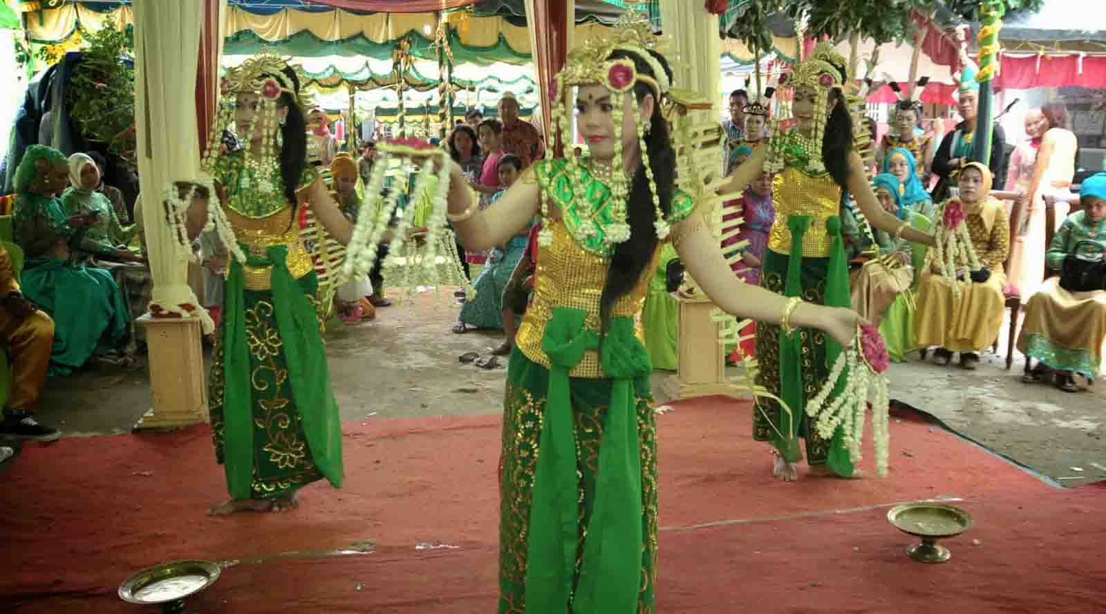 Tari Baksa Kembang Tarian  Tradisional  Dari Kalimantan  