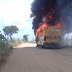 Micro-ônibus escolar fica destruído após pegar fogo na zona rural 