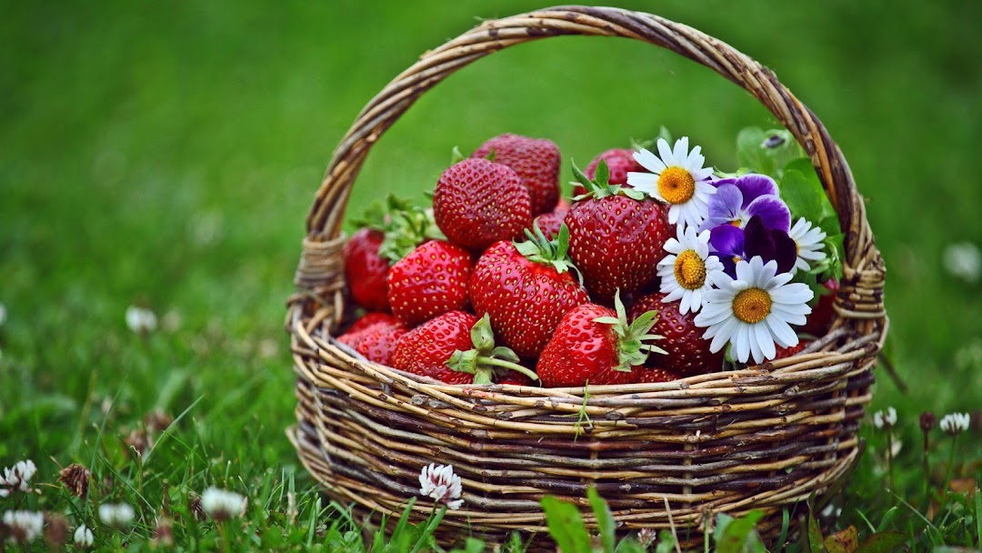 Strawberry in Basket HD Wallpaper
