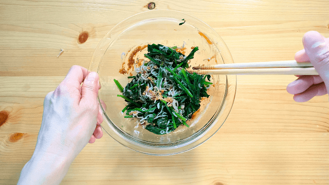 切ったほうれん草を用意しておいた合わせ調味料に加え、菜箸で味を絡めたら完成です。