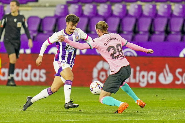 Jota intenta superar a Óscar Mingueza. REAL VALLADOLID C. F 0 F. C. BARCELONA 3. 22/12/2020. Campeonato de Liga de 1ª División, jornada 15. Valladolid, estadio José Zorrilla.