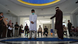 Terbukti Langgar Syariat Islam, Pasangan Muda Mudi Diganjar Hukuman Cambuk di Taman
Sari Banda Aceh