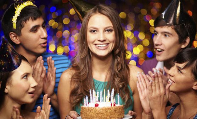 Jóvenes celebrando el cumpleaños