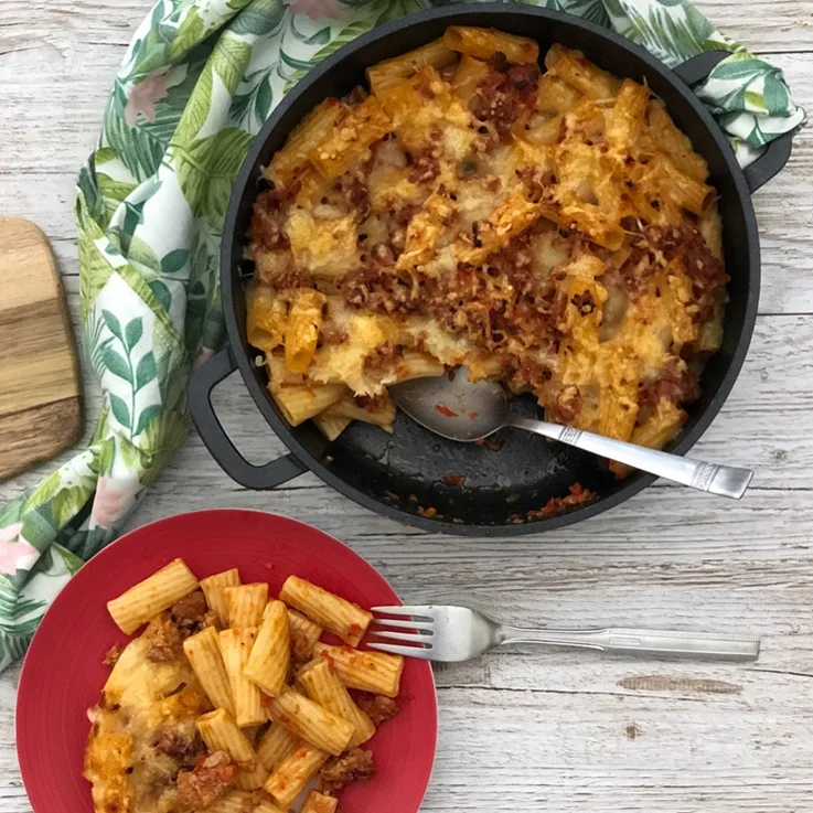 Tortiglioni con butifarra de bacon y queso