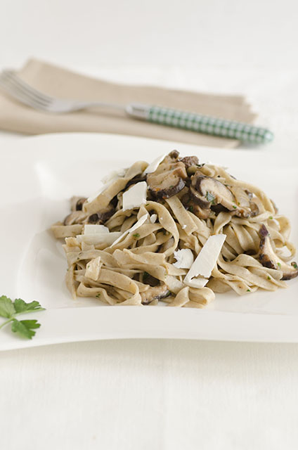 Piatto di tagliatelle condita con funghi Shiitake freschi