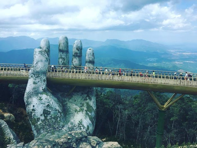 manos-gigantes-sostienen-el-puente-dorado-de-Da-Nang-en-Vietnam