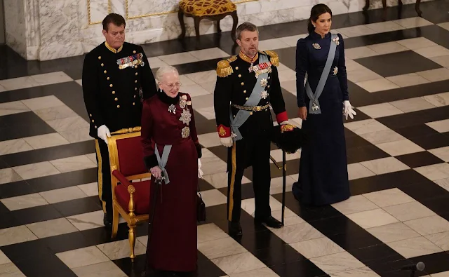 Crown Princess Mary, Queen Mary, wore a navy royal blue gown by Lasse Spangenberg. Queen Margrethe wore a wine red gown