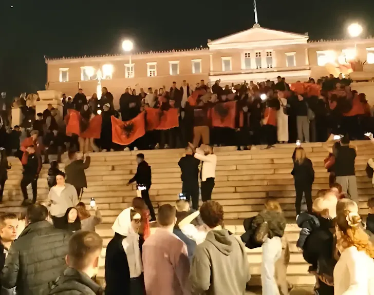 Δεν σέβονται ούτε το ψωμί που έφαγαν στην Ελλάδα– Αίσχος στο Σύνταγμα με ανεξέλεγκτους Αλβανούς, σημαίες της Μεγάλης Αλβανίας και... UCK