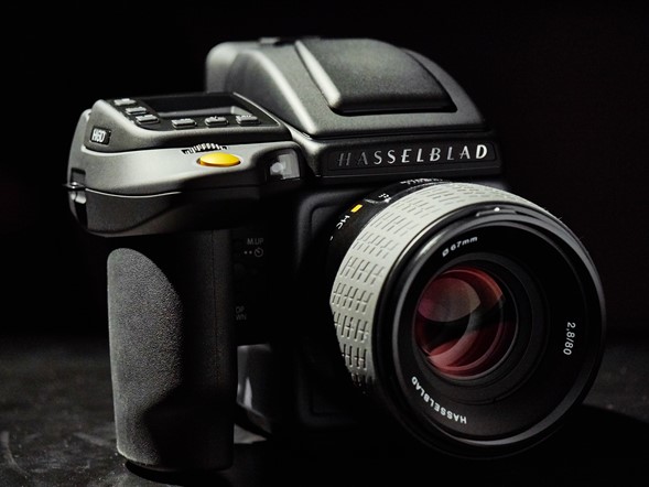 Kamera termahal di dunia diproduksi oleh Victor Hasselblad AB dengan type H6D - 100C. Kamera ini dibandrol dengan kisaran harga $33.000 USD atau setara Rp 429 Juta.