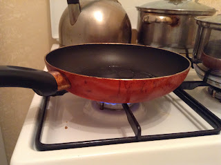 готовим сковороду и плиту для омлета