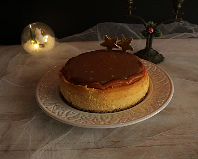 Cheesecake com calda de caramelo salgado