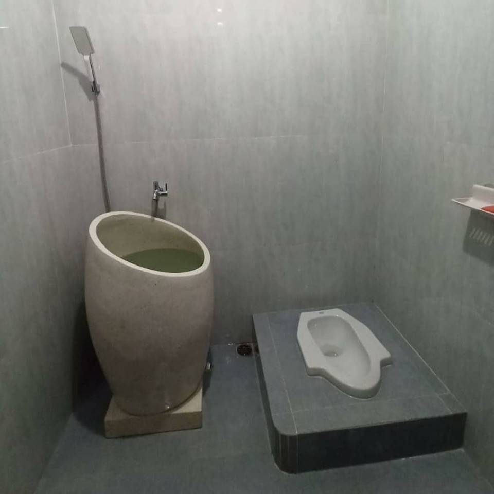 Kamar Mandi Sederhana Desain WC Jongkok Modern