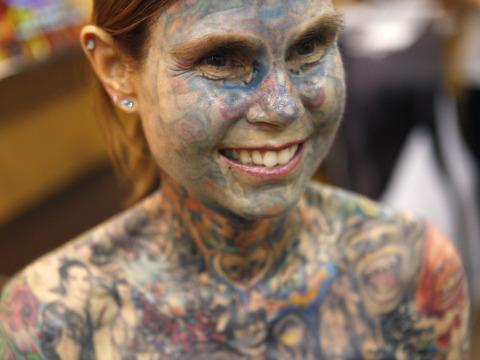 foto tatuaje cuerpo dama. Guinness reconoce a la mujer con más tatuajes>> La fémina tiene el 95 por 