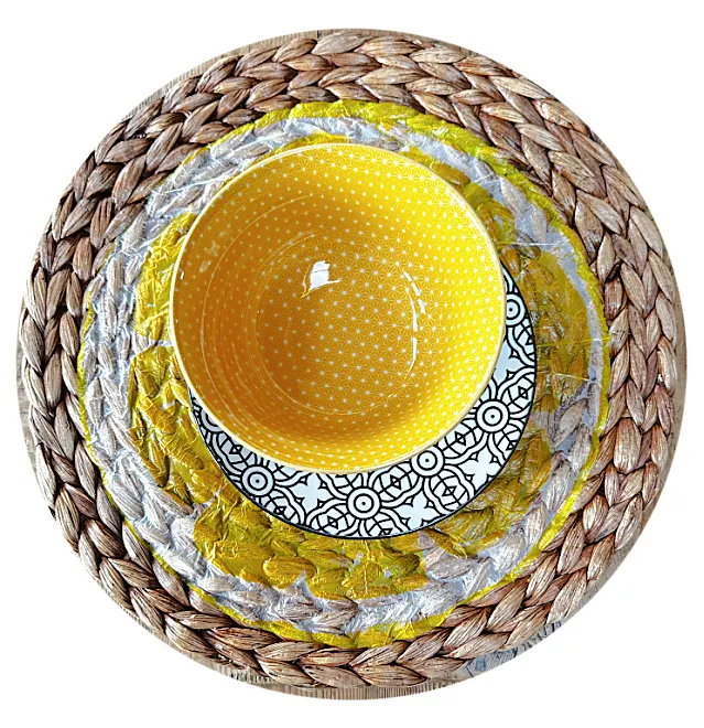 circle of lemon placemat and yellow bowl