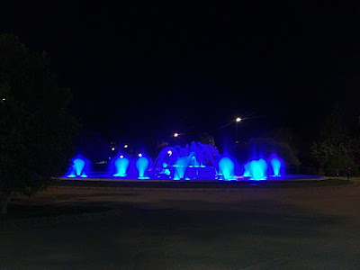 Parque grande de Zaragoza fuentes con luces de colores