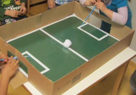 靴箱でテーブルサッカーゲームの作り方 手作りおもちゃ 子供工作 Handful ハンドフル