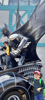 Foto bareng Batman di Lembang Zoo