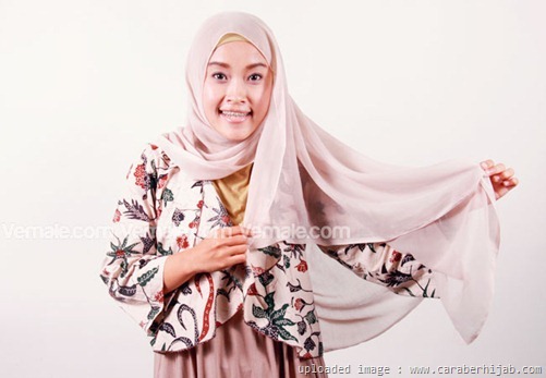 Gaya Memakai Hijab Sifon Motif Bunga (3)