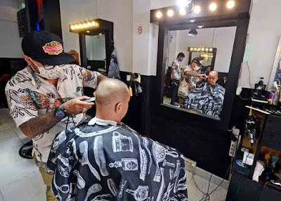 BARBER SHOP : Bisnis pangkas rambut atau biasa yang dikenal Barber Shop mulai bermunculan di Kota Pontianak. Pada November 2015, berdasarkan statistik Badan Pusat Statistik Provinsi Kalimantan Barat, jasa ini mengalami kenaikan harga. MEIDY KHADAFI/PONTIANAK POST