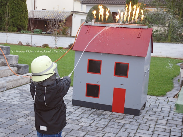 Der LEGO Feuerwehrgeburtstag war ein voller Erfolg! Mit Stockbrot am offenen Feuer, einem brennenden Haus,  das gelöscht werden musste, einer SOS-Kit-Mitgebsel-Tüte für Feuerwehr-Jungs und Mädchen und einer Flamme die an der Werbank entstand, waren alle Kinder den ganzen Tag beschäftigt und zufrieden.