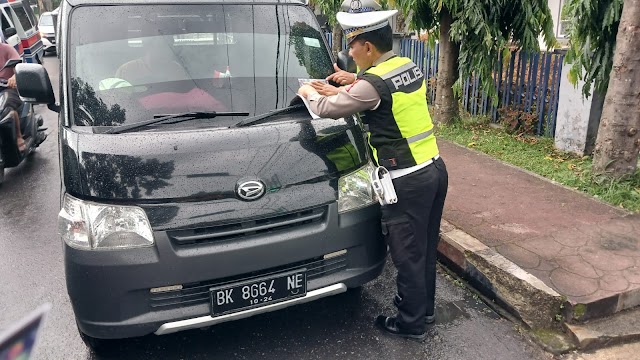 Sat Lantas Polres Siantar Bagikan Brosur Dan Tempelkan Stiker Himbauan Tertib Berlalulintas 