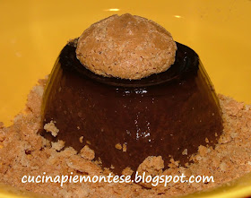 il bonet è un dolce al cucchiaino con cioccolato e amaretti tipico 
del Piemonte.