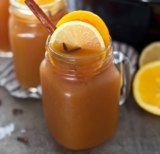 SPIKED CROCKPOT APPLE CIDER #drinks #slowcooker