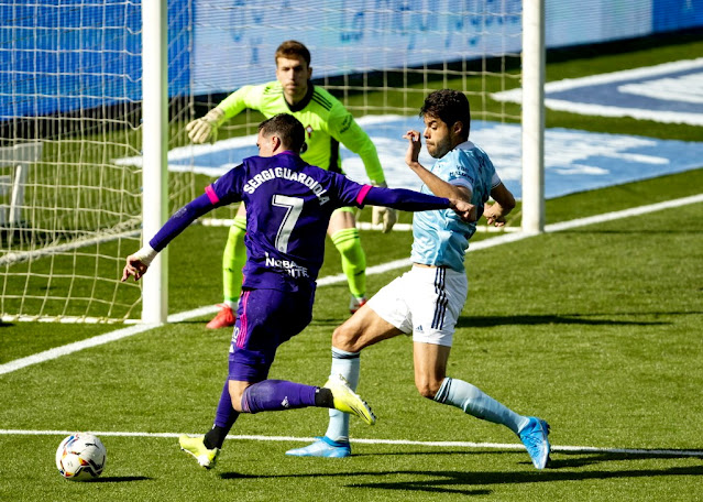 Sergi Guardiola y Araujo en el área viguesa. REAL CLUB CELTA DE VIGO 1 REAL VALLADOLID C. F. 1. 28/02/2021. Campeonato de Liga de 1ª División, jornada 25. Vigo, Pontevedra, estadio Abanca Balaídos. GOLES: 0-1: 69’, Fabián Orellana. 1-1: 90+4’, Jeison Murillo.